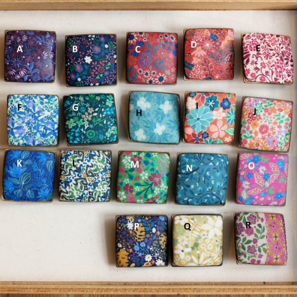 Broche losange motif floral, modèle à choisir parmi plusieurs motifs