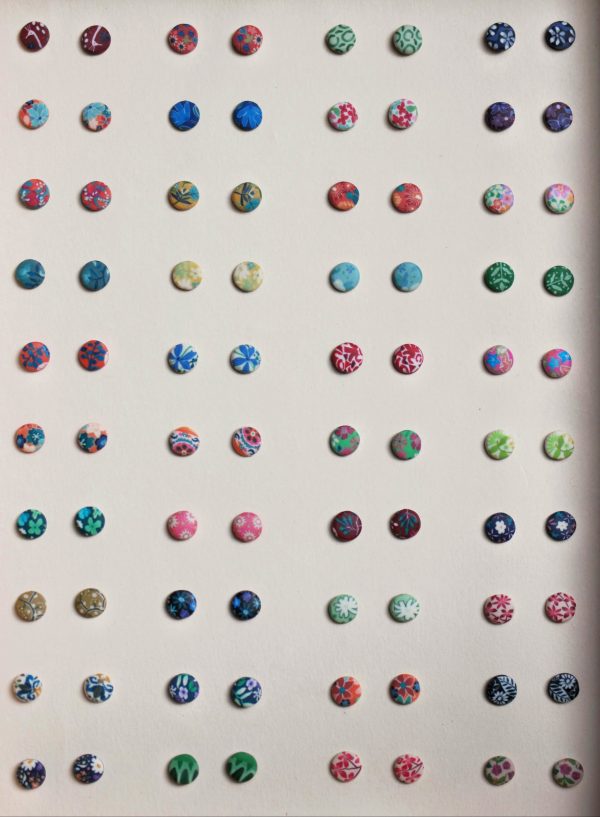 Une paire de puces d'oreilles à motifs colorés montée sur tige en argent 925, motif au choix