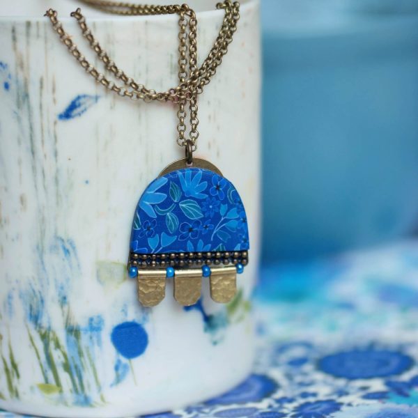 Sautoir au motif floral bleu indigo et pampilles en laiton, collection Limodore