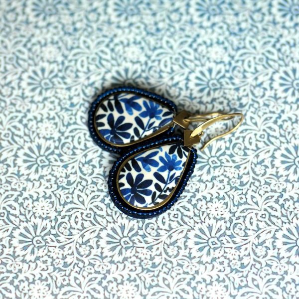 Boucles d'oreilles gouttes aux fleurs et perles bleu marine, collection Scille