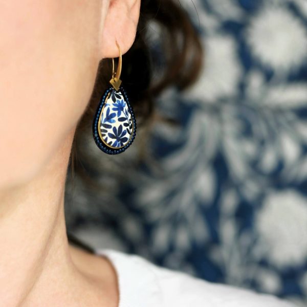 Boucles d'oreilles gouttes aux fleurs et perles bleu marine, collection Scille