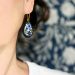 Boucles d'oreilles gouttes aux fleurs et perles bleu marine, collection Scille