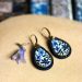 Boucles d'oreilles gouttes aux fleurs et perles bleu marine, collection Scille
