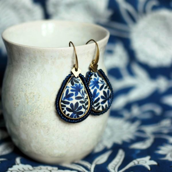 Boucles d'oreilles gouttes aux fleurs et perles bleu marine, collection Scille