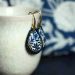 Boucles d'oreilles gouttes aux fleurs et perles bleu marine, collection Scille