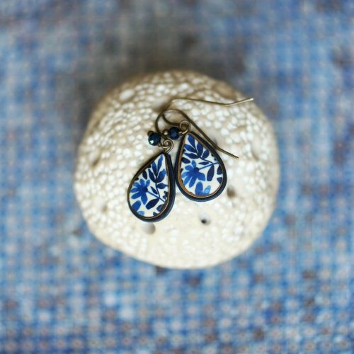 Petites-boucles-oreilles-marine-motif-floral (1) Petites boucles en forme de goutte au motif floral bleu marine, collection Scille