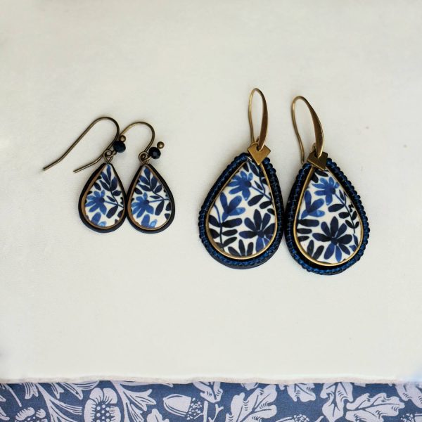 Petites-boucles-oreilles-marine-motif-floral (2) Petites boucles en forme de goutte au motif floral bleu marine, collection Scille