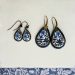 Petites-boucles-oreilles-marine-motif-floral (2) Petites boucles en forme de goutte au motif floral bleu marine, collection Scille