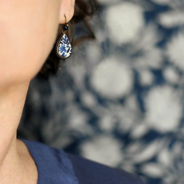 Petites-boucles-oreilles-marine-motif-floral (3) Petites boucles en forme de goutte au motif floral bleu marine, collection Scille