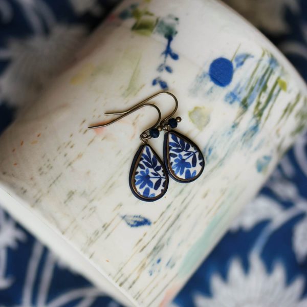 Petites-boucles-oreilles-marine-motif-floral (4) Petites boucles en forme de goutte au motif floral bleu marine, collection Scille