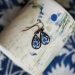 Petites-boucles-oreilles-marine-motif-floral (4) Petites boucles en forme de goutte au motif floral bleu marine, collection Scille