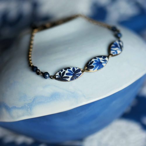 bracelet-fin-fleurs-bleu-marine (1) Bracelet fin aux motifs floraux bleu marine sur laiton, collection Scille