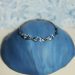 Bracelet fin aux motifs floraux bleu marine sur laiton, collection Scille