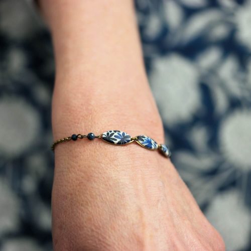 bracelet-fin-fleurs-bleu-marine (3) Bracelet fin aux motifs floraux bleu marine sur chaîne perlée en laiton, collection Scille
