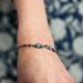 Bracelet fin aux motifs floraux bleu marine sur laiton, collection Scille