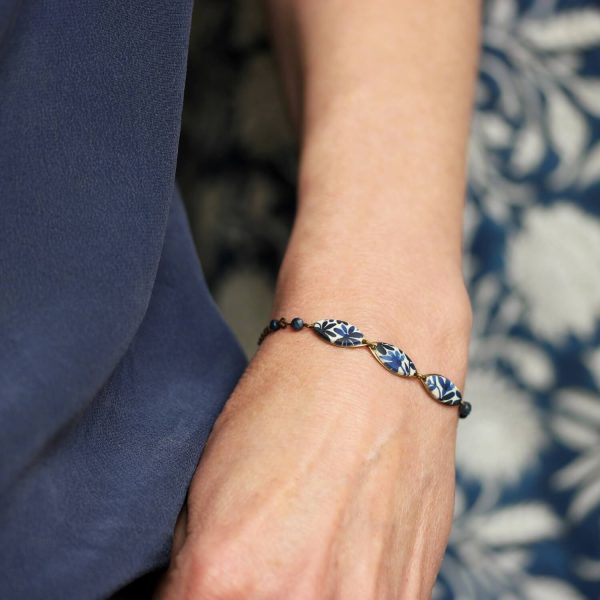Bracelet fin aux motifs floraux bleu marine sur laiton, collection Scille