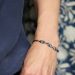 Bracelet fin aux motifs floraux bleu marine sur laiton, collection Scille