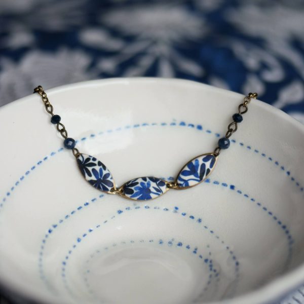 Bracelet fin aux motifs floraux bleu marine sur laiton, collection Scille