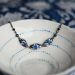 Bracelet fin aux motifs floraux bleu marine sur laiton, collection Scille