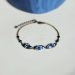 Bracelet fin aux motifs floraux bleu marine sur laiton, collection Scille