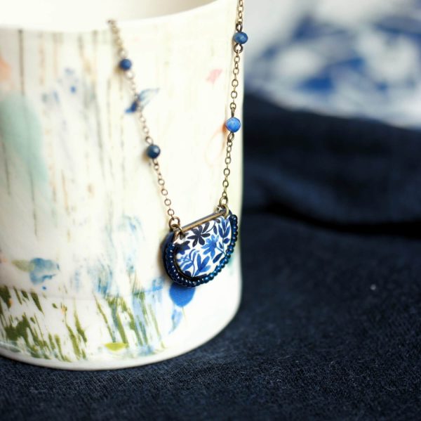 Collier aux fleurs bleu marine et chaîne perlée en laiton, collection Scille
