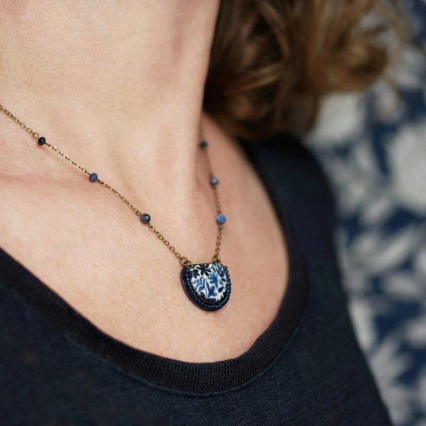 Collier aux fleurs bleu marine et chaîne perlée en laiton, collection Scille
