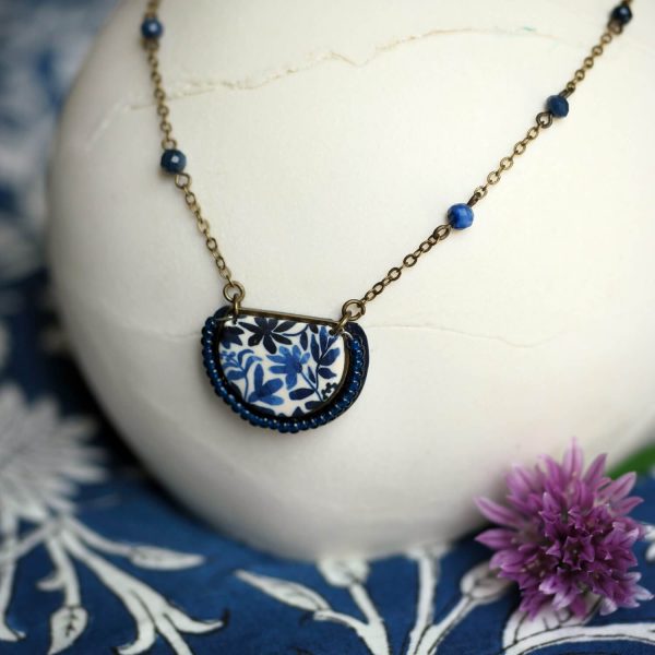 Collier aux fleurs bleu marine et chaîne perlée en laiton, collection Scille