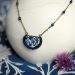 Collier aux fleurs bleu marine et chaîne perlée en laiton, collection Scille