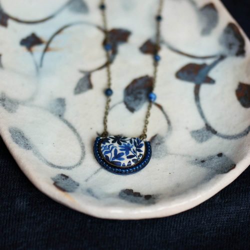 Collier aux fleurs bleu marine et chaîne perlée en laiton, collection Scille