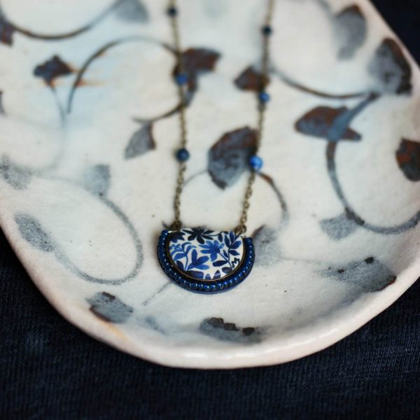 Collier aux fleurs bleu marine et chaîne perlée en laiton, collection Scille