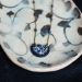 Collier aux fleurs bleu marine et chaîne perlée en laiton, collection Scille