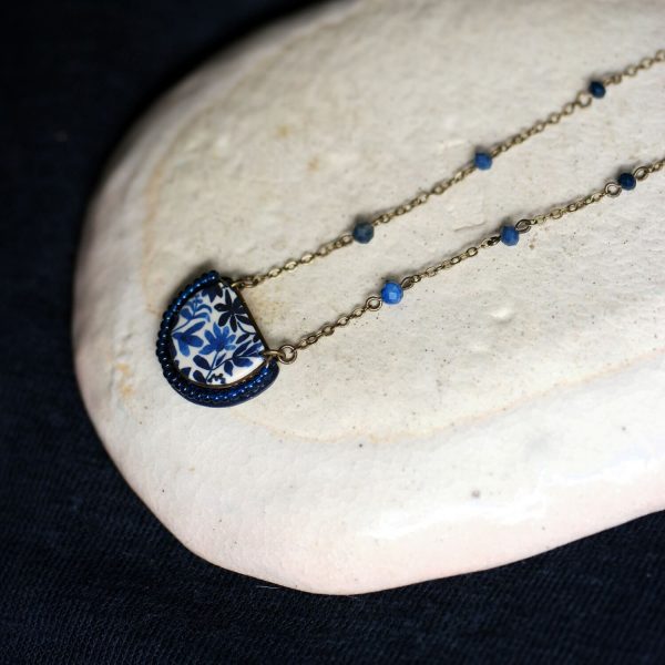 Collier aux fleurs bleu marine et chaîne perlée en laiton, collection Scille
