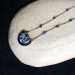 Collier aux fleurs bleu marine et chaîne perlée en laiton, collection Scille