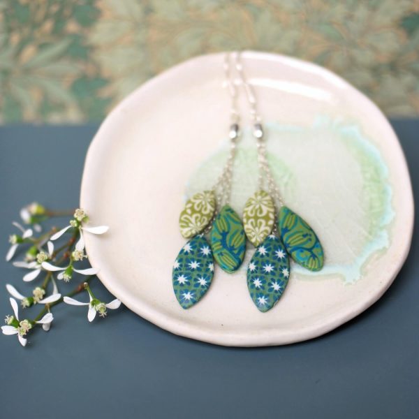 Boucles d'oreilles pendantes aux trois perles vertes sur argent 925, collection Arolle