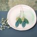 Boucles d'oreilles pendantes aux trois perles vertes sur argent 925, collection Arolle