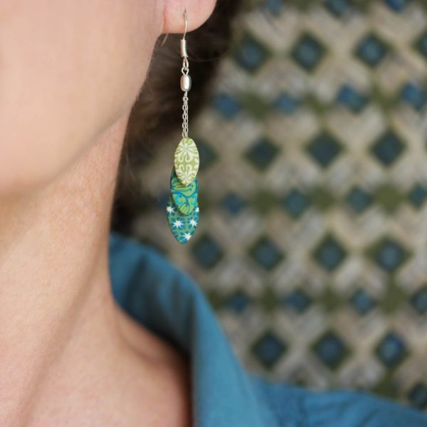 Boucles d'oreilles pendantes aux trois perles vertes sur argent 925, collection Arolle