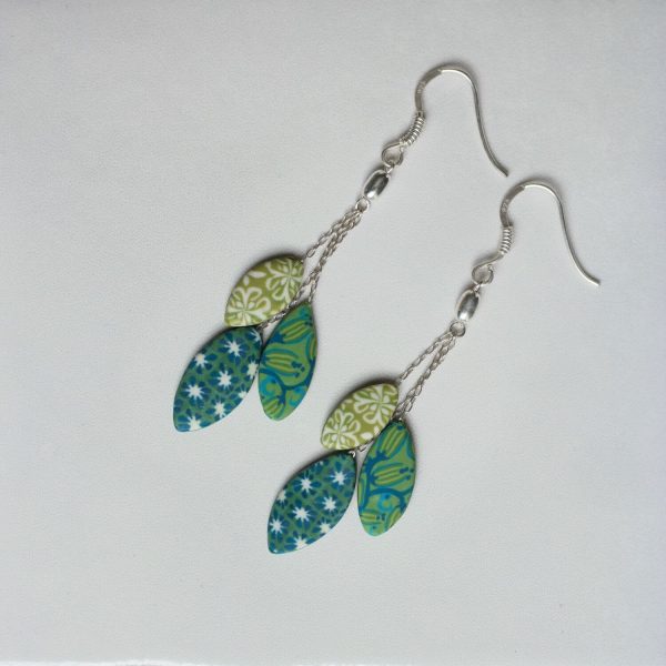 Boucles d'oreilles pendantes aux trois perles vertes sur argent 925, collection Arolle