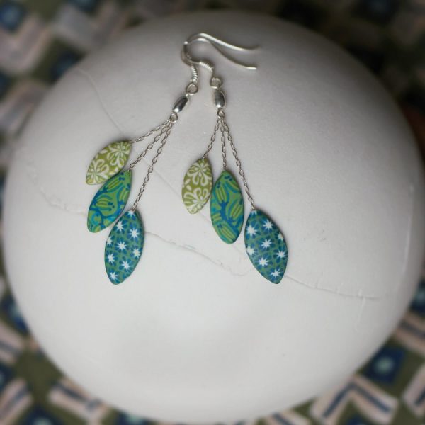 Boucles d'oreilles pendantes aux trois perles vertes sur argent 925, collection Arolle