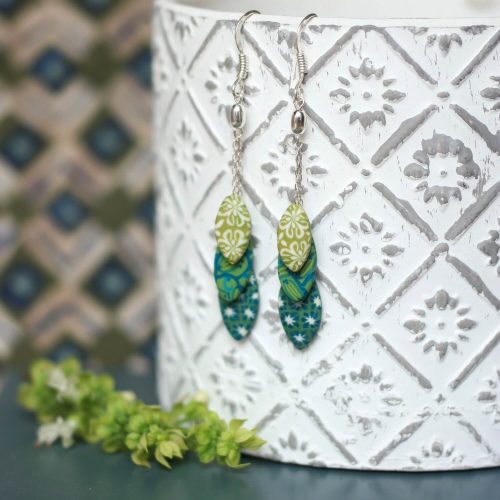 Boucles d'oreilles pendantes aux trois perles vertes sur argent 925, collection Arolle