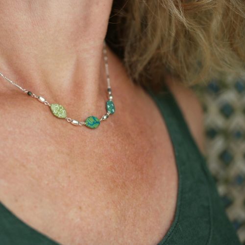 Collier ras-du cou en argent 925 et perles au dégradé de verts, collection Arolle