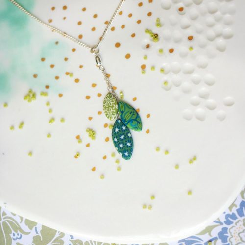 Collier en argent 925 avec un pendentif aux trois perles vertes, collection Arolle