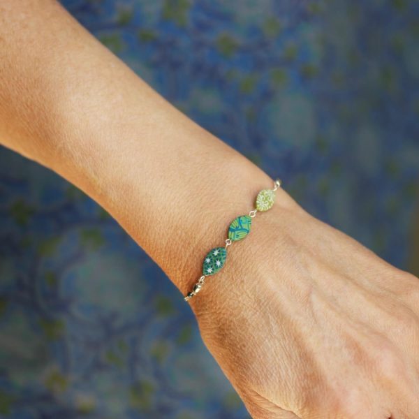 Bracelet fin en argent 925 et trois perles vertes, collection Arolle
